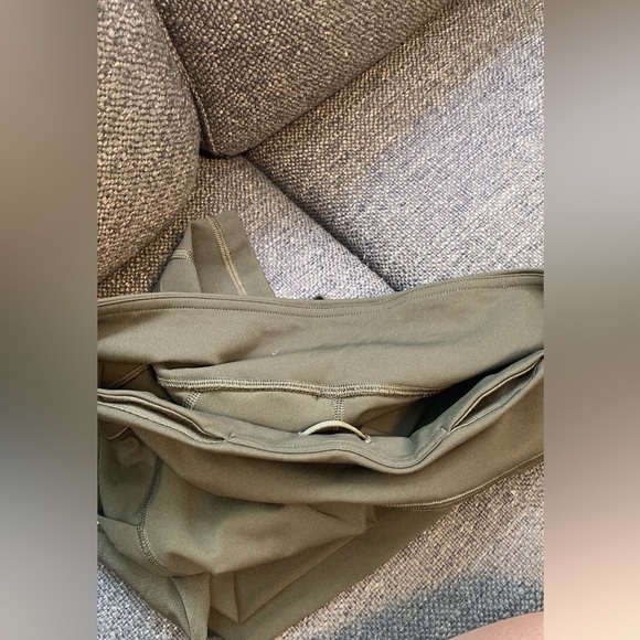 Lululemon Size 6 Capris - Picture 2 of 4